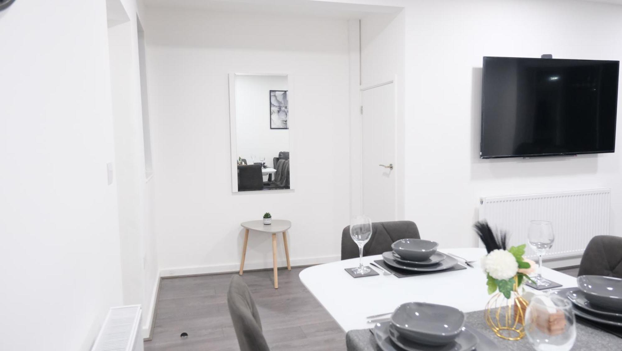 Modernized Three Bedroom House Near City Stadium, Attractions, City Centre - Sky N Netflix - Convenient Transport Manchester Exterior photo
